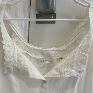 Doen white lace dress with a collar and button down. Size small. White